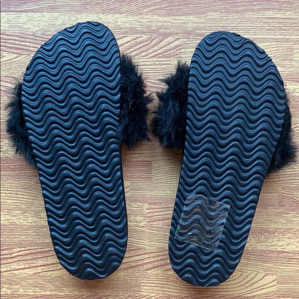 Slides/Slippers - Picture 2 of 2
